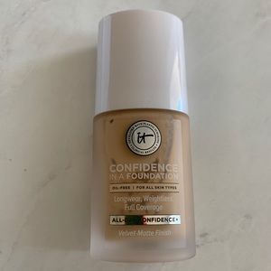 it cosmetics Makeup - Confidence in a Foundation - Medium Sand 210 it cosmetics Makeup - Confidence in a Foundation - Medium Sand 210